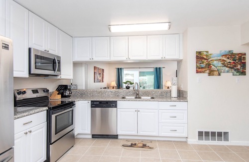 Roseville House | Remodeled, Artistic, close to everything, 2 car garage!