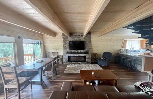 Meadow View Heights Cabin | Remodeled Cabin in the trees