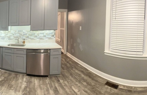 Greater Grand Crossing House | Remodeled Chicago Bungalow Perfect for Families or Groups/Huge Back Yard.