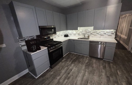 Greater Grand Crossing House | Remodeled Chicago Bungalow Perfect for Families or Groups/Huge Back Yard.