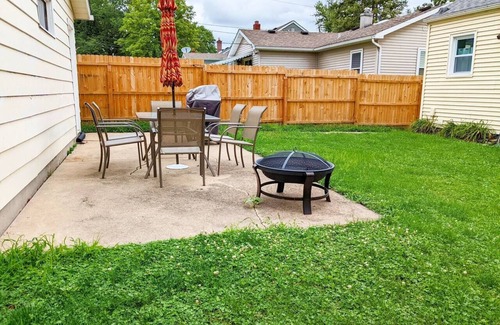 Bettendorf House | Remodeled Comfort Home Bettendorf + Fenced yard