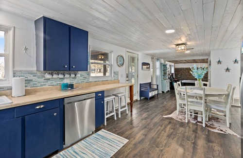 Pottsboro House | Remodeled Lake Texoma Beach Themed House Walking Distance to Neighborhood Beach