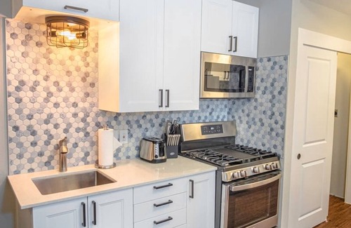 Mahncke Park Apartment | Remodeled Modern 1BR 1BA Apt Near Downtown 5min Pearl