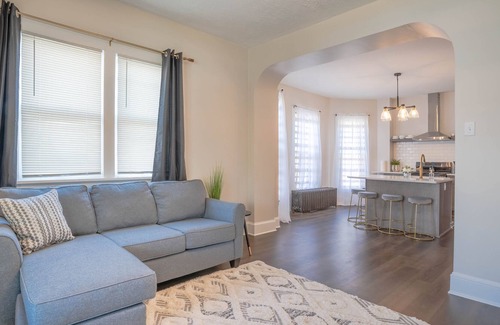 Valparaiso House | Remodeled Modern 3BR Condo just steps from downtown Valparaiso