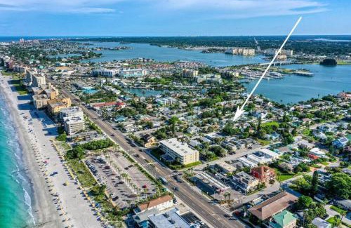 Madeira Beach Apartment | Remodeled Pet Friendly Condo, 1 Block to Beach Access, Walkable to Restaurants! Fall Promo for Mondays & Thursdays!