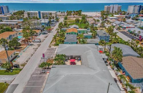 Madeira Beach Apartment | Remodeled Pet Friendly Condo, 1 Block to Beach Access, Walkable to Restaurants! Fall Promo for Mondays & Thursdays!