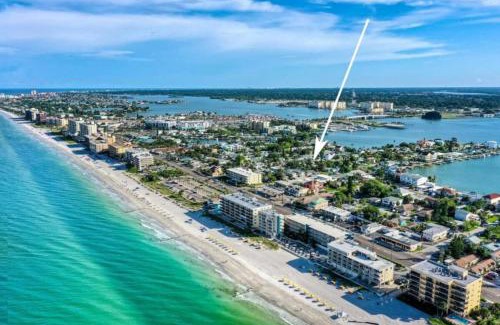 Madeira Beach Apartment | Remodeled Pet Friendly Condo, 1 Block to Beach Access, Walkable to Restaurants! Fall Promo for Mondays & Thursdays!