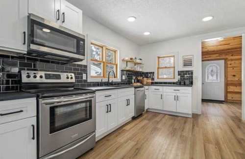 Crosby House | Remodeled* Sleeps 7, Fire Pit, Indoor Bike Storage