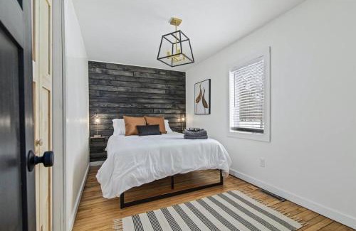 Crosby House | Remodeled* Sleeps 7, Fire Pit, Indoor Bike Storage