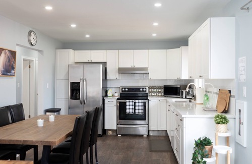 Port Weller House | ➥Remodeled Sunset Beach home, a block from the beach