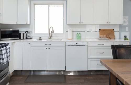 Port Weller House | ➥Remodeled Sunset Beach home, a block from the beach