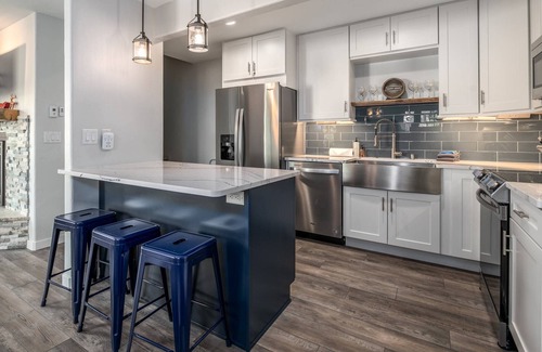 Steamboat Springs House | Remodeled TH Near Mtn-Pool-Hot Tub-Steps to Free Bus/Core Trail + New Grill-W/D in Unit-Immaculate