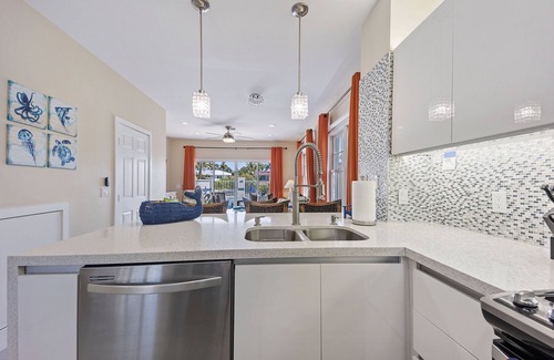 Marathon House | ★Remodeled tropical delight townhome★private plunge pool close to fun activities