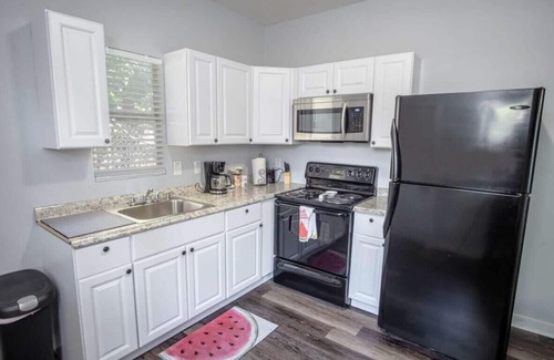 Five Points Apartment | Remodeled Vintage Charm 1BR/1BA Apt Close to DT