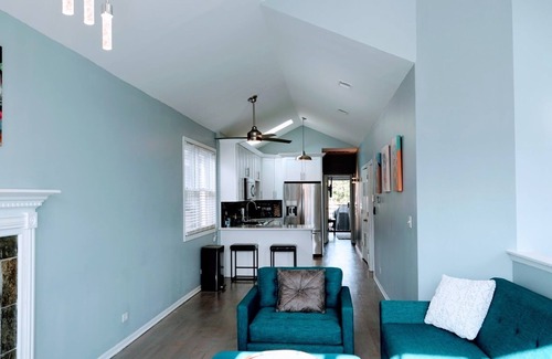 Near West Side Apartment | Remodeled West Loop Apartment Near United Center