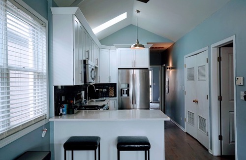 Near West Side Apartment | Remodeled West Loop Apartment Near United Center