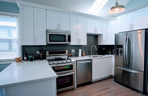 Near West Side Apartment | Remodeled West Loop Apartment Near United Center