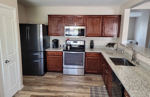 Maricopa House | Remodled Cheerful 3 Bedroom 2 bath Home with beautiful Oasis Pool.