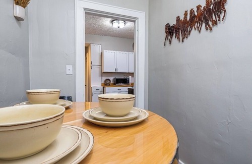 Downtown Apartment | Remote Ready I 2 BR 1 BA