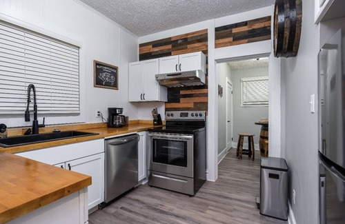 Downtown Apartment | Remote Ready I 2 BR 1 BA