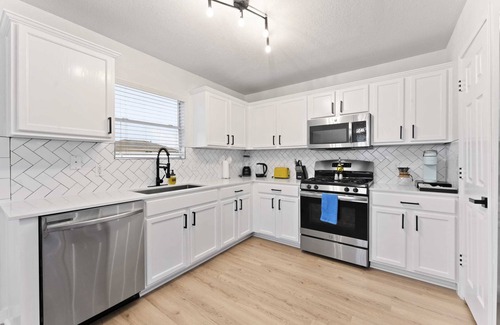 Pflugerville House | Remote Work Friendly | King Beds | Fast WiFi | 3BR