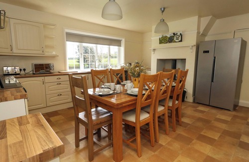 Corfe Cottage | REMPSTONE FARMHOUSE, pet friendly, with hot tub in Corfe Castle
