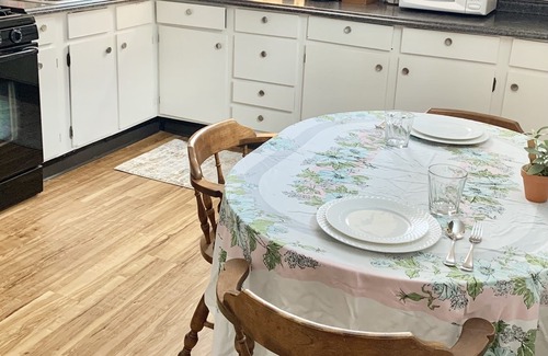 Rimrock Apartment | Ren's Eclectic Basement Apartment, between the colleges, minutes to hospitals!