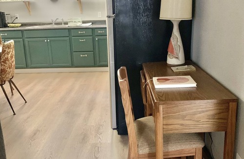 Billings Apartment | Ren's Vintagey Basement Abode, between colleges and minutes to hospitals
