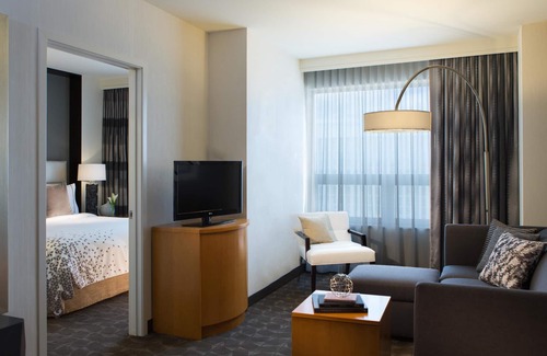 O'Hare Hotel | Renaissance Chicago O'Hare Suites Hotel