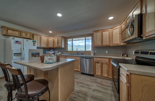 Wapiti House | Rendezvous Lodge - A secluded, western getaway in the beautiful Wapiti Valley.