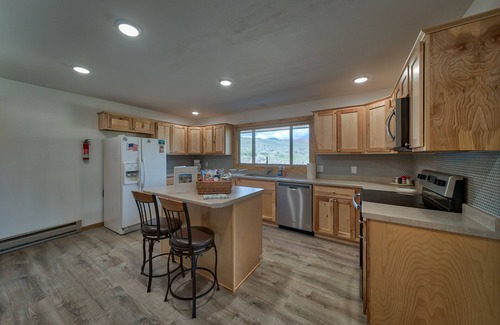 Wapiti House | Rendezvous Lodge - A secluded, western getaway in the beautiful Wapiti Valley.