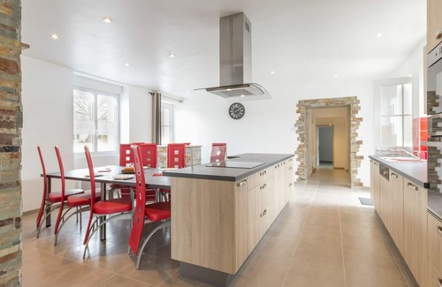 Saint-Hilaire-de-Chaleons Cottage | Renovated Farmhouse Near the Sea with Garden, WiFi, and Family Amenities
