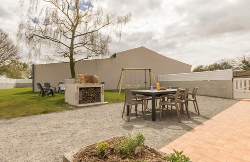 Saint-Hilaire-de-Chaleons Cottage | Renovated Farmhouse Near the Sea with Garden, WiFi, and Family Amenities