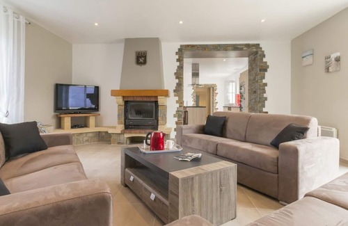 Saint-Hilaire-de-Chaleons Cottage | Renovated Farmhouse Near the Sea with Garden, WiFi, and Family Amenities
