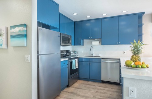 Kapaa Condo | *RENOVATED 07/20!* Corner Beachfront Penthouse in Kapa'a w/AC!