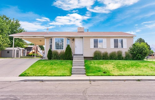 Bonneville House | Renovated 12 person Orem home