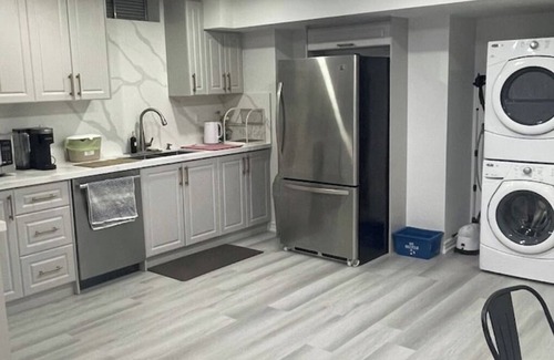 Richmond Hill House | Renovated 2 Bedroom Lower Unit In Richmond Hill's Finest Location.