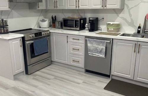 Richmond Hill House | Renovated 2 Bedroom Lower Unit In Richmond Hill's Finest Location.