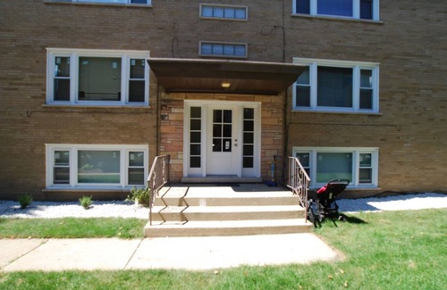 North Riverside Apartment | Renovated 2bed Apartment in Quiet Neighborhood near Park and Shopping