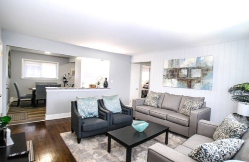 North Riverside Apartment | Renovated 2bed Apartment in Quiet Neighborhood near Park and Shopping