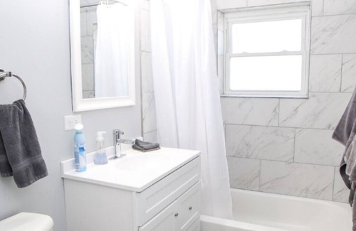 North Riverside Apartment | Renovated 2bed Apartment in Quiet Neighborhood near Park and Shopping