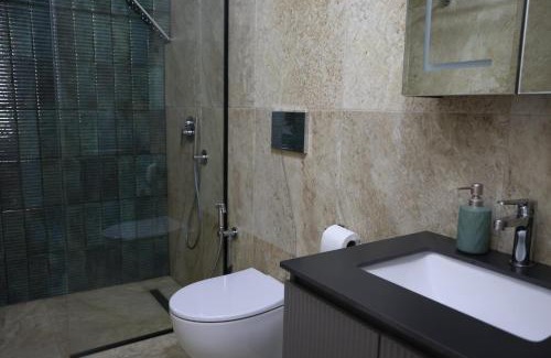 Qender Apartment | Renovated 2BR Retreat Near the Beach