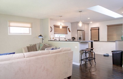 Dicken House | Renovated 3 bed/2.5 bath with fast wifi & 100" projector near the BIG HOUSE!