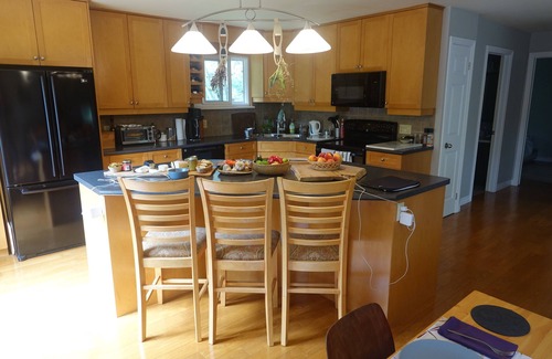 Mulmur House | Renovated 3 bedroom house with views of lake