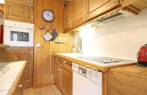 Arc-1800 Apartment | Renovated 3-Bedroom Apartment · Central Location · Balcony · Free WiFi