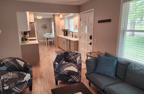Merriam House | Renovated 3BR/2bath Ranch Near Hospital-Ideal for Families & Medical Stays