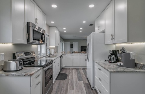 Melbourne House | Renovated 4 Bedroom/3 Bath/Pool Home Sleeps 14