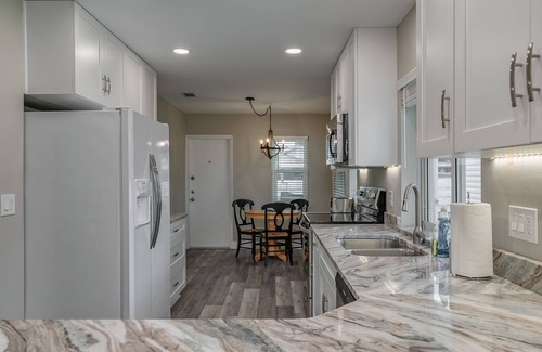 Melbourne House | Renovated 4 Bedroom/3 Bath/Pool Home Sleeps 14