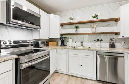 Tuscaloosa House | Renovated 4B Home - 3 miles to campus!