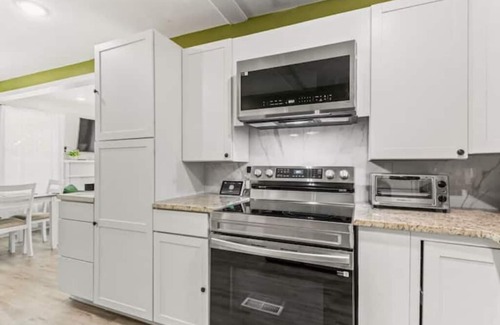 Tuscaloosa House | Renovated 4B Home - 3 miles to campus!